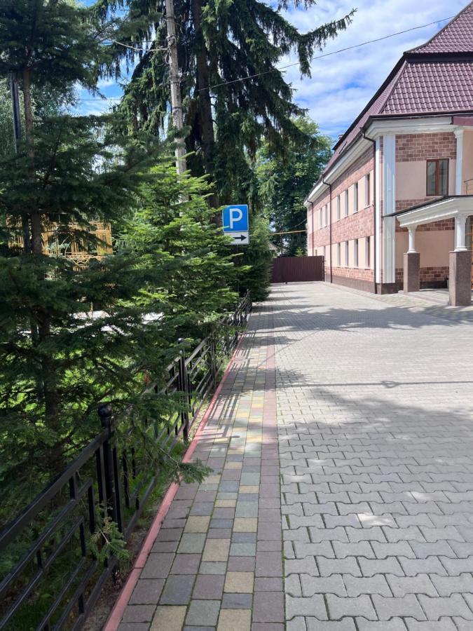 Готель Баронський Двір Tjernivtsi Eksteriør billede